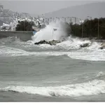 Ισχυροί άνεμοι «δένουν» τα πλοία – Σε ισχύ απαγορευτικό απόπλου σε βασικά λιμάνια