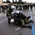 Ένταση στην πλατεία Συντάγματος μεταξύ αστυνομικών και αγνώστων