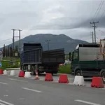 Διακοπή κυκλοφορίας σε δύο λωρίδες στην εθνική οδό Αθηνών-Λαμίας, λόγω ανατροπής φορτηγού