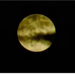 Ψυχρή Σελήνη: Εντυπωσιακές εικόνες από την τελευταία υπερπανσέληνο του έτους