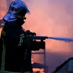 Φωτιά σε σκάφη στη χερσαία ζώνη του λιμένα Σύρου