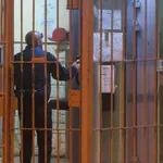 Στη φυλακή ο 22χρονος που έπεισε ηλικιωμένη να… ξεθάψει 100.000 ευρώ από την αυλή της