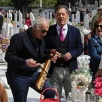 Με τις λίρες στο κοιμητήριο