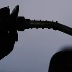 Ιρανικοί πύραυλοι κατά αμερικανικής φρεγάτας: +4% το Brent και το αμερικανικό αργό WTI