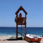 Κατέρρευσαν ναυαγοσωστικοί πύργοι Στην Καβάλα- Τραυματίστηκε ναυαγοσώστρια