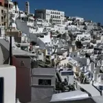 Ξάφριζαν πορτοφόλια στη Σαντορίνη- Παρίσταναν τις τουρίστριες με τα ψάθινα καπέλα