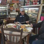 Στις μπακαλοταβέρνες του Πειραιά
