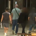 Στον εισαγγελέα ο οδηγός και η συνοδός που ξέχασαν έφηβη ΑΜΕΑ σε λεωφορείο