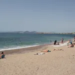 Γεμίζουν οι παραλίες – Ξεκίνησαν οι πρώτες βουτιές