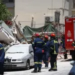 Κατάρρευση πολυκατοικίας στα Πετράλωνα: Αναζητά τυχόν εγκλωβισμένους η πυροσβεστική