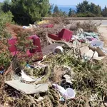 Συνεχίζουν να πετούν μπάζα στο δάσος παρά την εισαγγελική παρέμβαση
