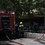 Βίντεο- Αιγάλεω: Καρέ-καρέ η κατάρρευση της στέγης από την πυρκαγιά σε εργοστάσιο