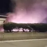 Βίντεο: Νταλίκα με καρπούζια τυλίχθηκε στις φλόγες στην Ιόνια Οδό