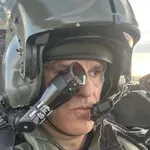 Ο ALPHA πετάει με ελικόπτερο Apache
