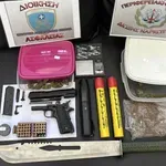 Έφοδος σε σπίτι με όπλα και ναρκωτικά