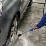 Myjete auto doma? Může vás to vyjít pěkně draho i na vlastním pozemku