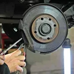 Vybrali jsme absurdní opravy, se kterými přijeli řidiči do autoservisu