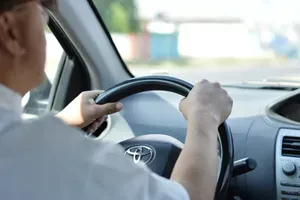 Jak jezdit bezpečně a bez pokut? Dodržujte několik základních principů a vozte s sebou důležité a povinné věci výbavy