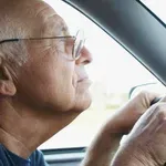 První země omezila seniory a zavedla věkový strop pro obnovení řidičského průkazu. Další o tom uvažují