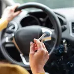 Kouření za volantem za 70 000 korun? Evropa přitvrzuje. Jedna cigareta v autě a likvidační pokuta