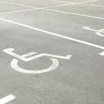 Parkování pro invalidy: pravidla, povolení a postihy, aneb co byste měli vědět o vyhrazených parkovacích místech