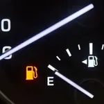 Kolik skutečně ujede auto na rezervu? Palubní počítač nemusí říkat pravdu
