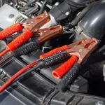 Umíte nastartovat auto s vybitou baterií pomocí kabelů? Radíme, jak to udělat správně