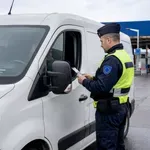 Od 1. července se pravidla drsně zpřísní. Za chybějící krabičku v autě hrozí pokuta až 335 000 Kč