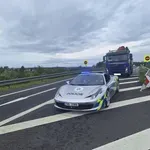 Policejní Ferrari hlídalo ráj motorkářů. Strážníci nestačili počítat přestupky