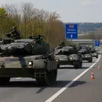 Žně na pokuty u Olomouce. Na dálnici D35 vyrazily tanky Leopard, řidiči kvůli nim masivně riskovali
