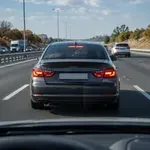 Víte, jak daleko máte jet za autem před vámi? Ve 130 km/h vás správná odpověď překvapí
