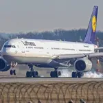 Sudar automobila i aviona na aerodromu u Minhenu