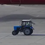 Traktor zaustavio sletanja aviona u Novosibirsku