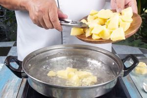 Iskusni kuvari podelili savet kako da što brže skuvate krompir