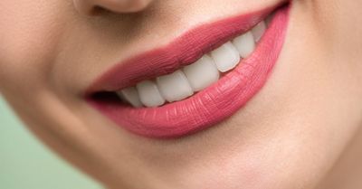 Zubni plak – najveći neprijatelj zuba i desni