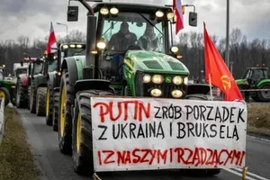 Putin vyřeší Ukrajinu, Brusel i naši vládu" - Polák s vlajkou SSSR na masovém protiukrajinském protestu.