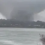 (VIDEO) Jaki tornado pogodio SAD, desetine povrijeđenih