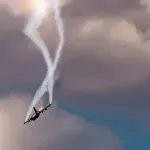 (VIDEO) Borba na nebu iznad Dubaija: F-16 srušio iranski Šahed, sve posmatrali ljudi sa plaže