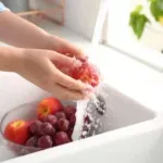 Stručnjaci upozoravaju: Ovo voće i povrće ima najviše pesticida, i posle pranja