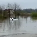 Prijedor: Voda povukla automobil, mladić jedva izvukao živu glavu