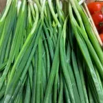 Kilogram mladog luka pet eura