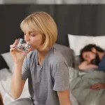 Zašto bi ste odmah nakon buđenja trebali da popijete čašu vode