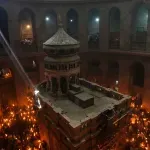 Veliki broj vjernika na ceremoniji spuštanja Blagodatnog ognja u Jerusalimu