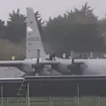 (VIDEO) Irska: Muškarac se popeo na američki vojni avion i oštetio ga