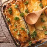 Kremasta musaka s lukom i tri vrste sira