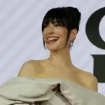 (FOTO) U haljini od providnih traka ostavila bez teksta: En Hatavej starija, odvažnija i zanosnija