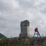 Sa spomenika na Carevom lazu ukradena državna i zastava prijestonice