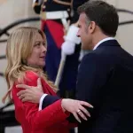 (FOTO/VIDEO) Makron zagrlio Meloni, njena reakcija zapalila mreže