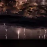 (VIDEO) Serija tornada pogodila Ameriku: Pričinjena velika šteta