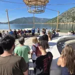 (FOTO) Masovna akcija čišćenja obale Risanskog akvatorijuma okupila više od 120 volontera